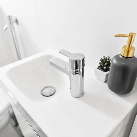 Apartament Direkt Am Staatstheater,modern,zentral,ruhig,2 Zimmer,netflix,privatparkplatz Auf Dem Hof Chociebuż